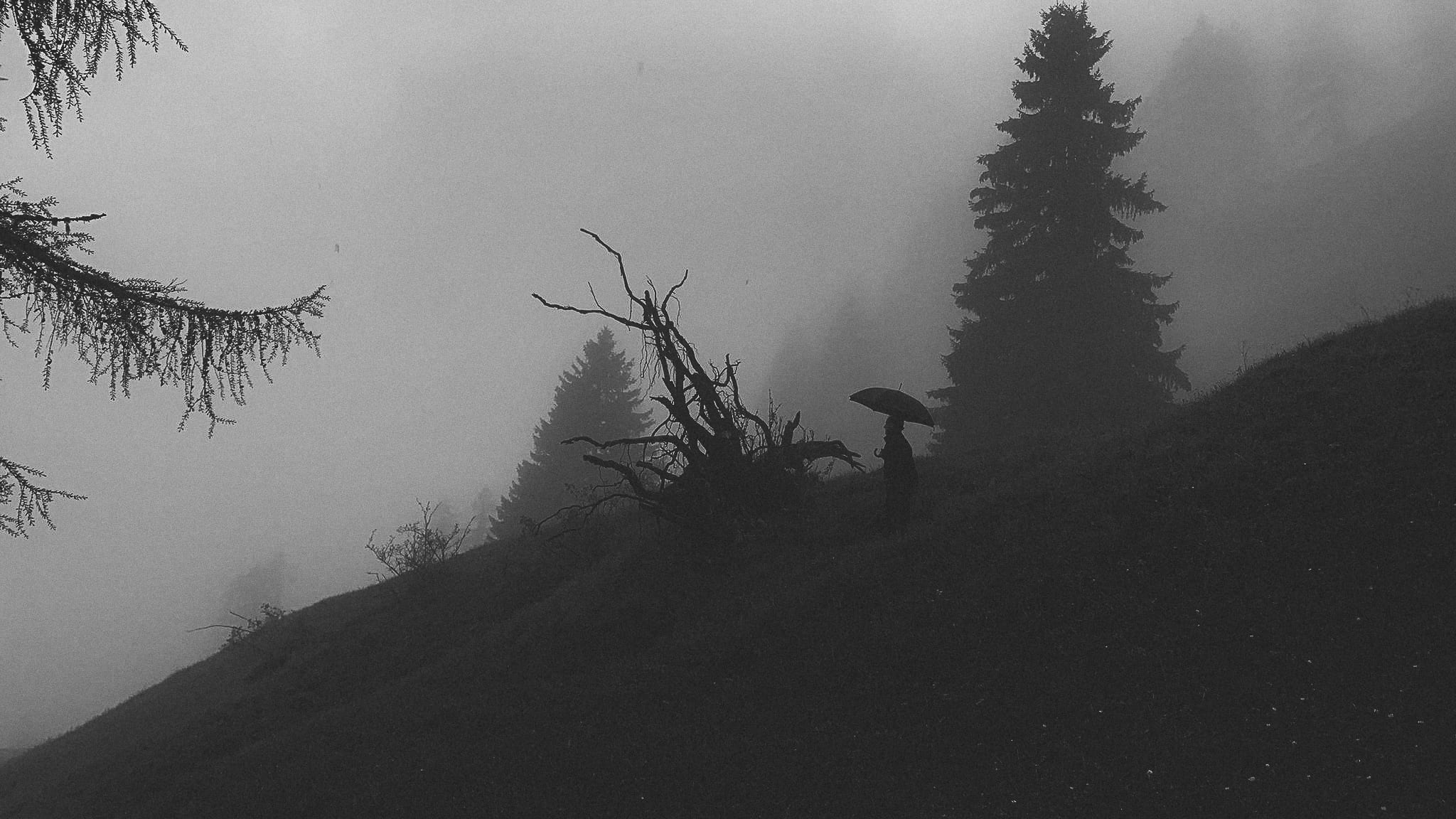 Memoria alpina tra nebbia e bosco