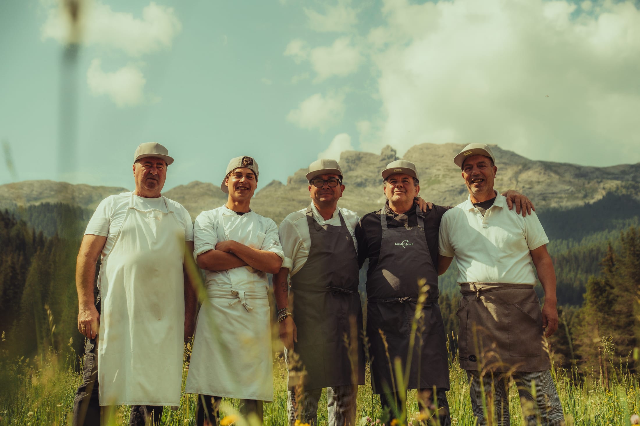 La brigata di cucina di La Raisc tra i prati d'alta montagna