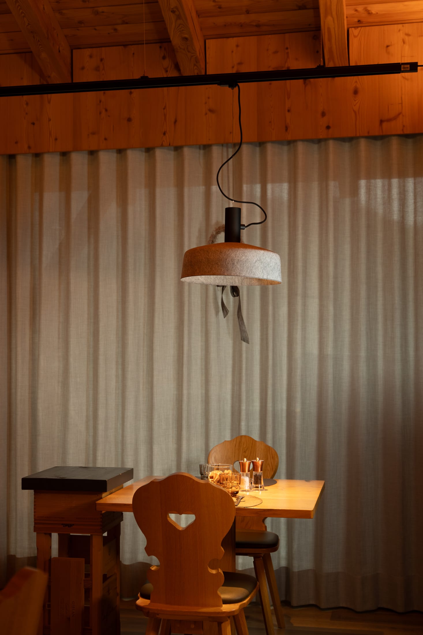 Sala de La Raisc in legno di larice con luce calda